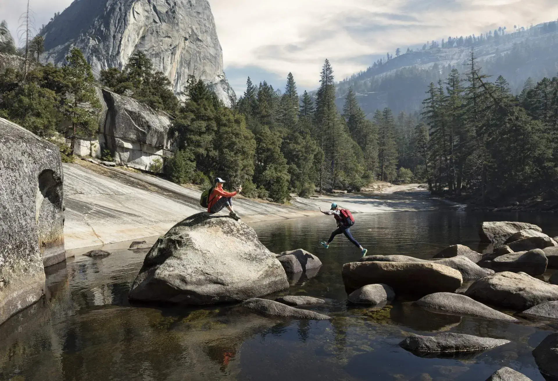 usa_california_yosemite-national-park_vernal-falls_theme_people_mother_photographing_daughter