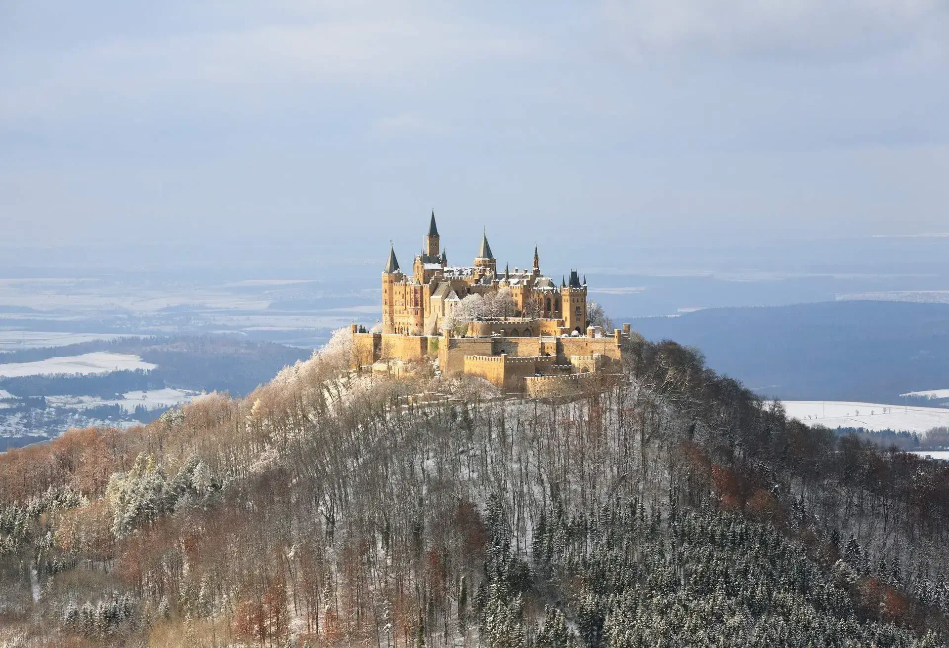 DEST_GERMANY_CASTLE_HOHENZOLLERN_GettyImages-91604607