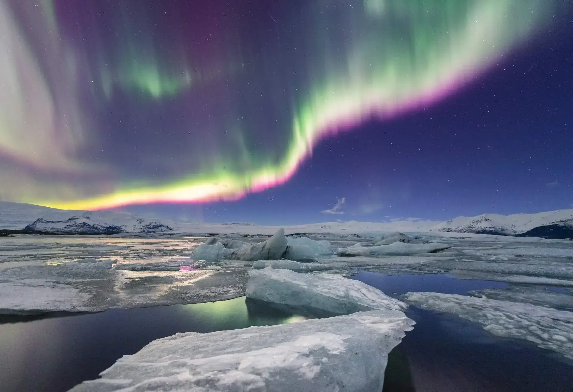 DEST_ICELAND_JOKULSARLON_DIAMOND_BEACH_NORTHERN_LIGHT_GettyImages-565071143
