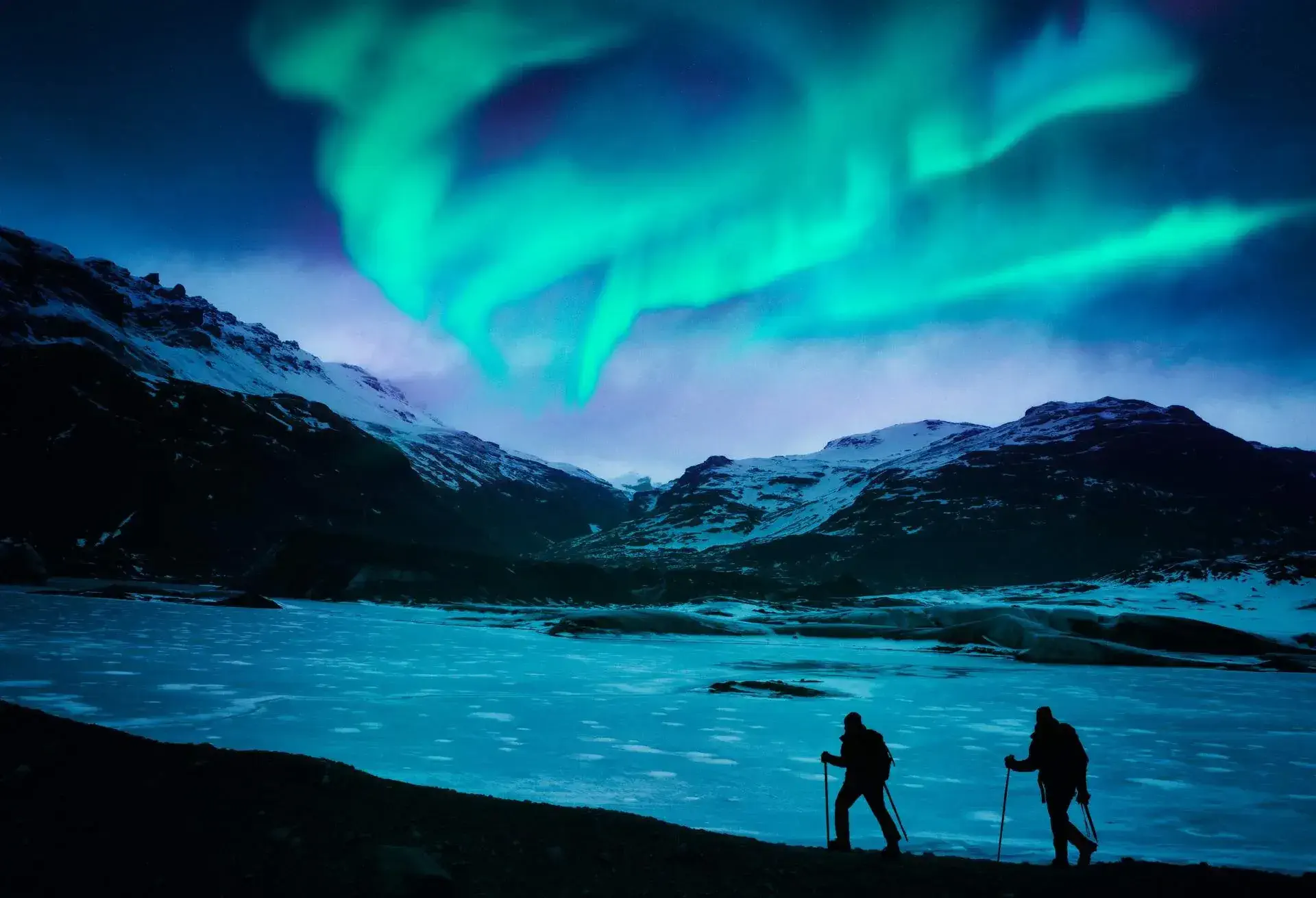 THEME_HIKERS_HIKING_NORTHERN-LIGHTS-GettyImages-538653565