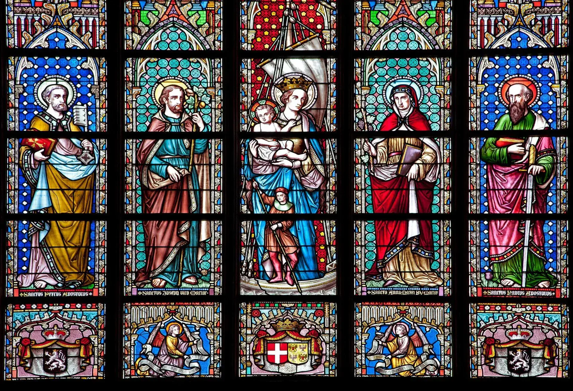 DEST_BELGIUM_BRUSSELS_CHURCH_NOTRE_DAME_DU_SABLON_WINDOWPANE_VIRGIN_MARY_GettyImages-177493265