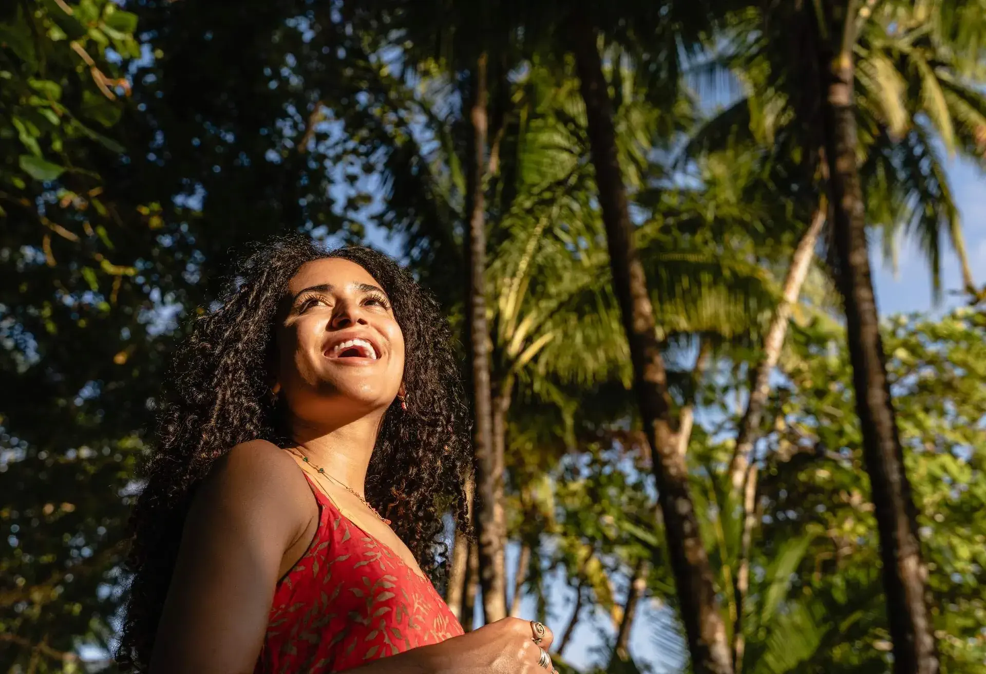 COSTA_RICA_PEOPLE_WOMAN_PALM_TREES