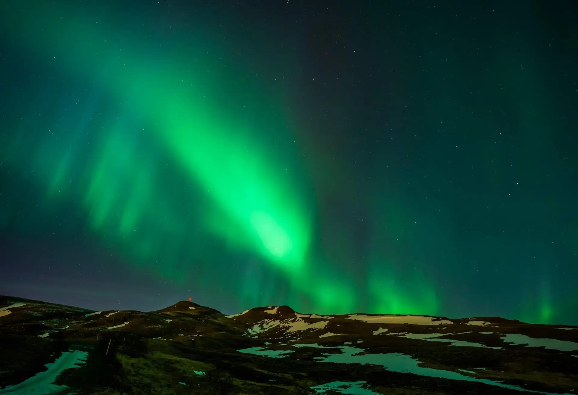 DEST_ICELAND_MOUNT_Ulfarsfell_NORTHERN-LIGHTS_GettyImages-520899016