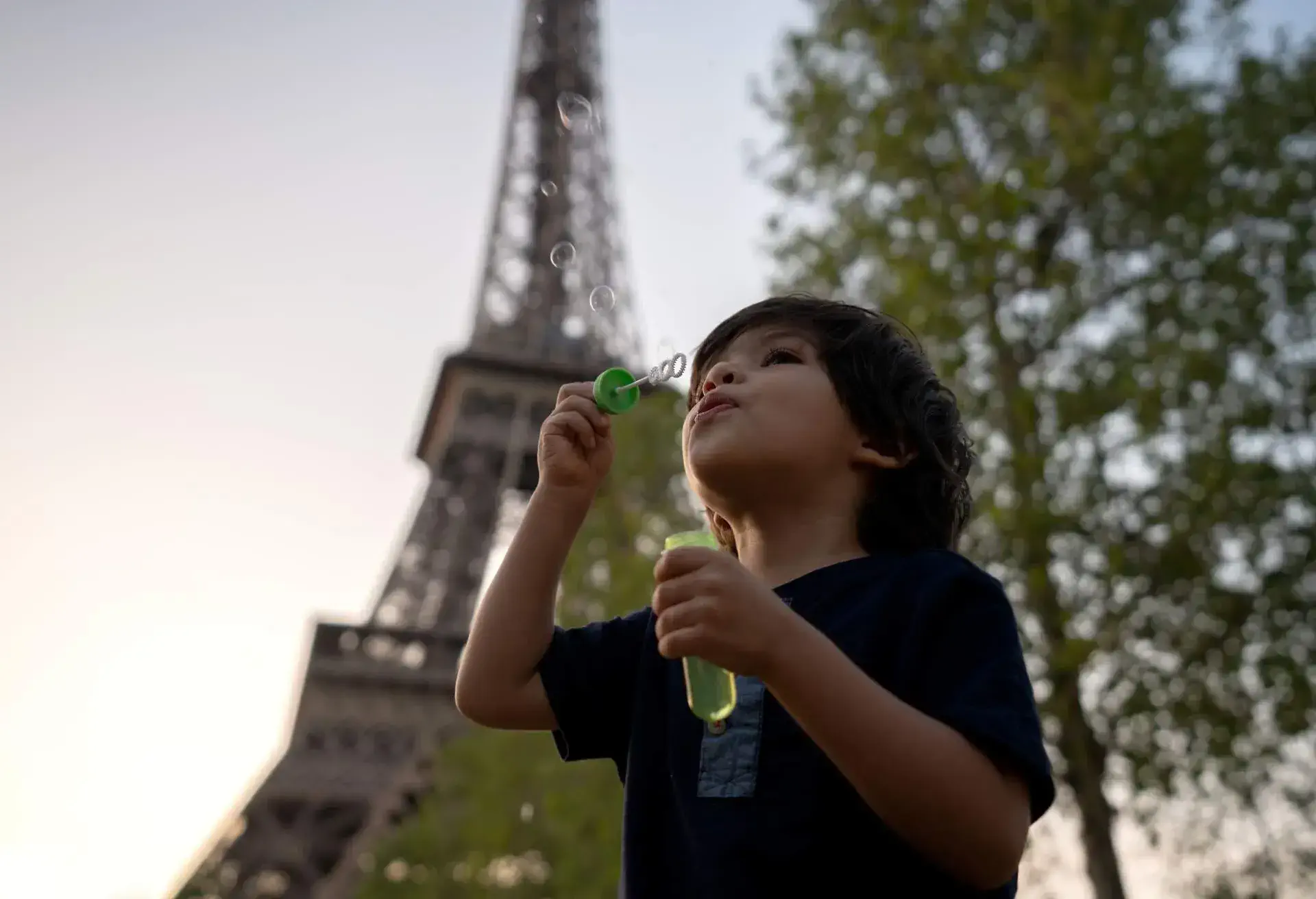 FRANCE_PARIS_EIFFEL_TOWER_CHILD_BOY_BUBBLES