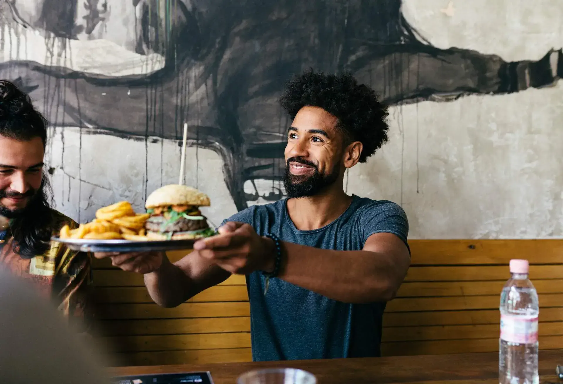 GERMANY_BERLIN_RESTAURANT_PERSON_MAN_RECEIVING_FOOD_BURGER