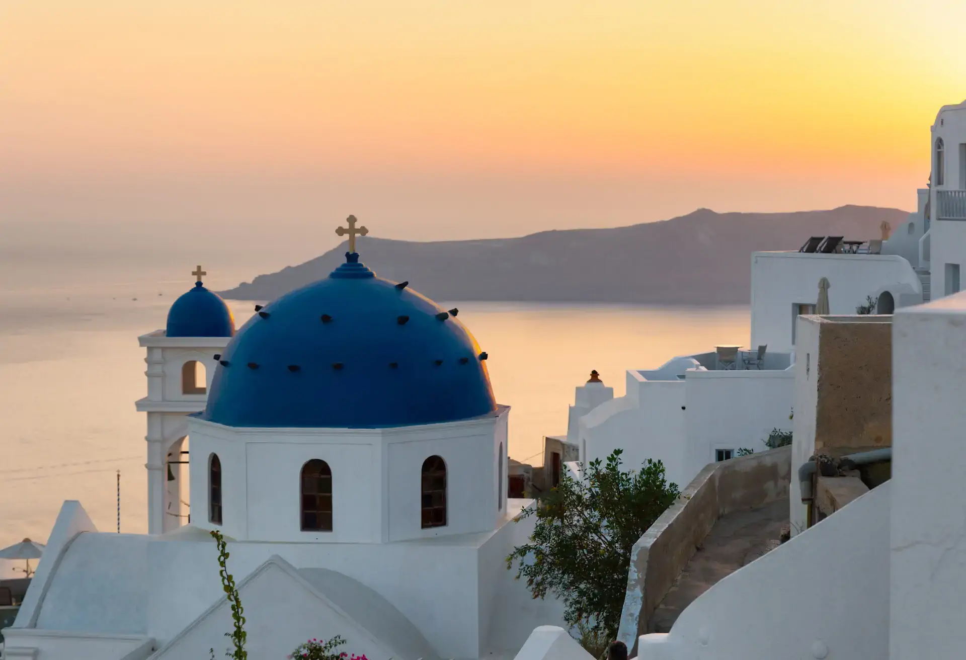 dest_greece_south-aegean_imerovigli_shutterstock-premier_519685825_universal_within-usage-period_37428