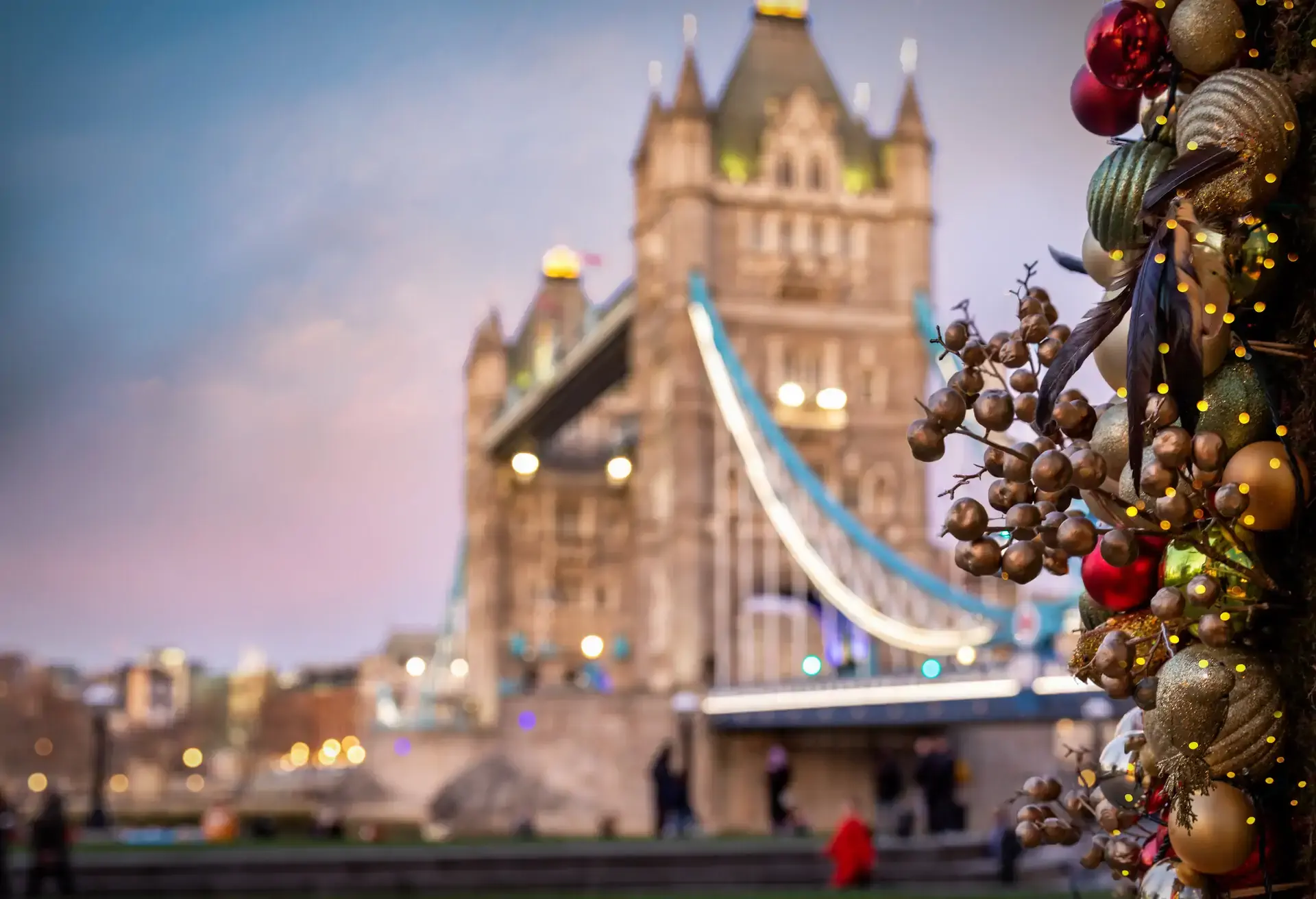 dest_uk_united_kingdom_england_london_tower_bridge_christmas_decorations_gettyimages-1282625034_universal_within-usage-period_99980