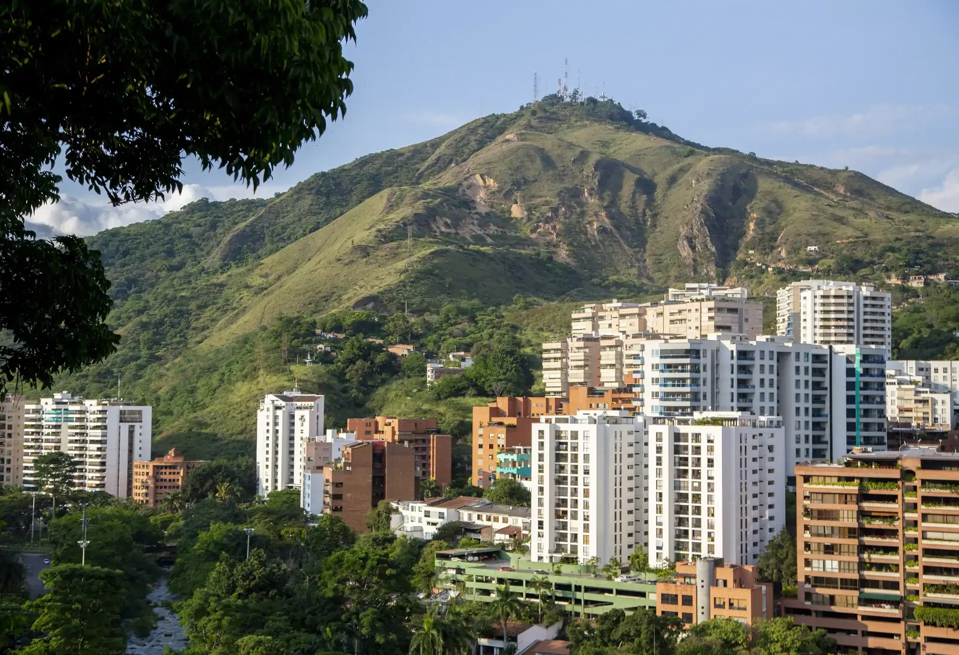 dest_colombia_cali_city_mountains_gettyimages-1222792338_universal_within-usage-period_76936