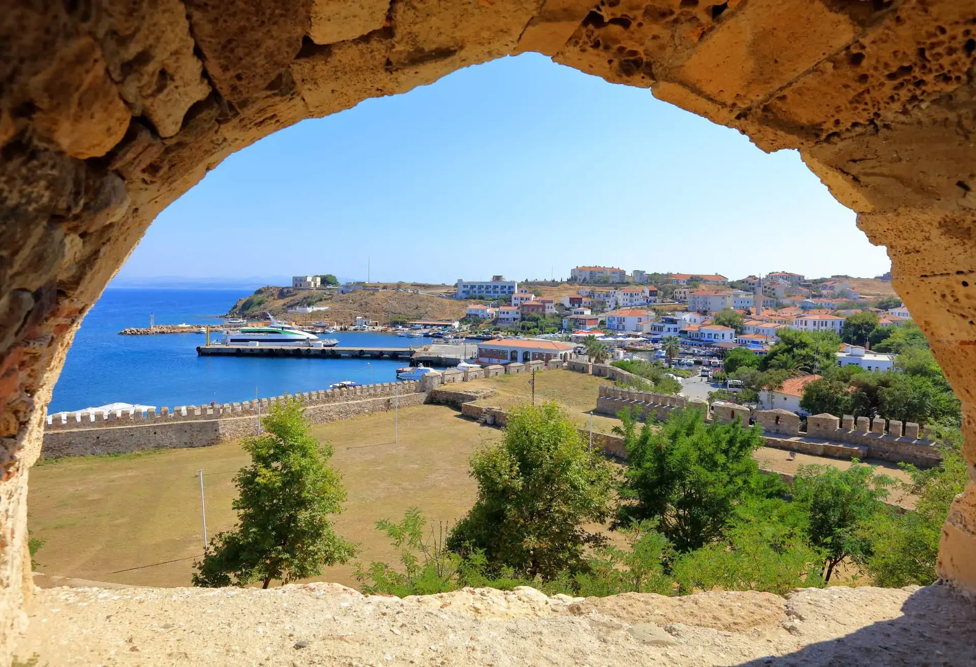 Vistas desde el castillo de Ténedos, en la isla de Bozcaasa, Turquía.