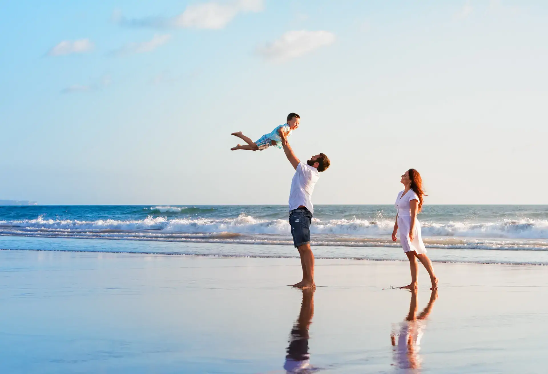 Familia joven disfrutando de sus vacaciones en una isla.