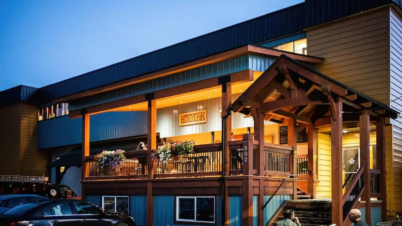 The Raging Elk Adventure Lodging