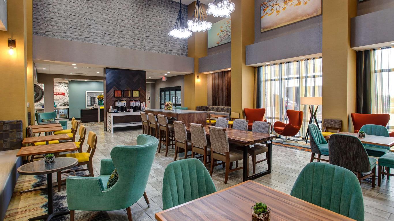 Hampton Inn & Suites-Wichita/Airport, KS