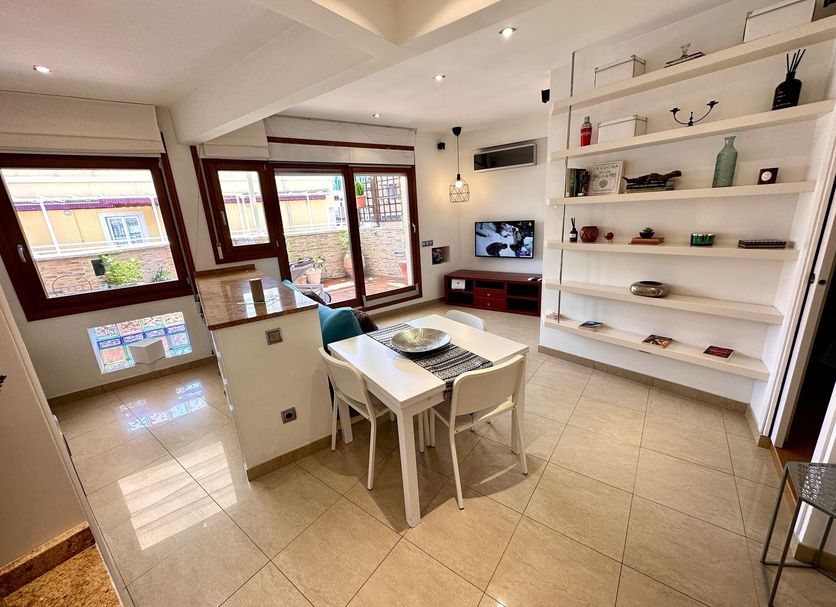 Salón con sillón negro