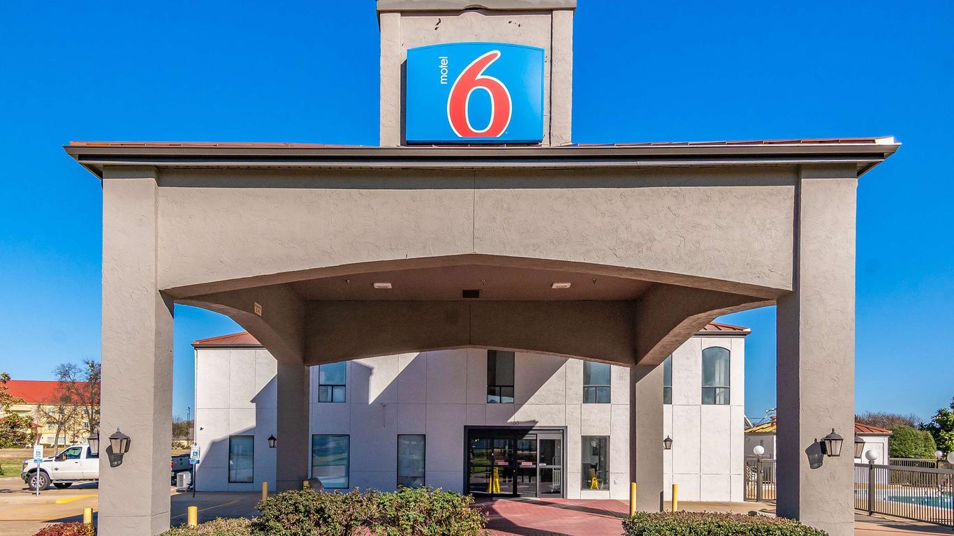 Motel 6 Ennis, TX