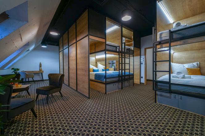 1st World Nft Block & Art Capsule Hostel Metachors